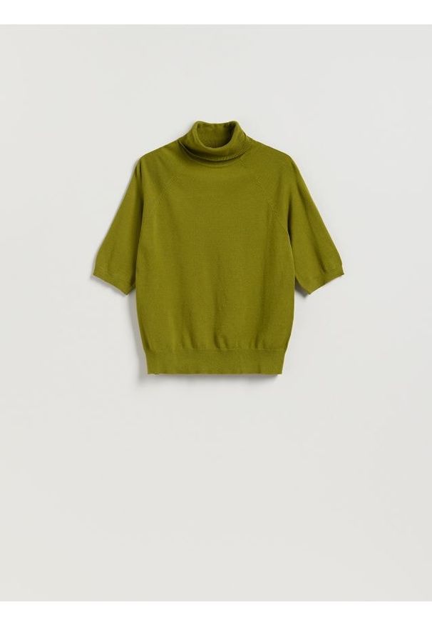 Reserved - Sweter z golfem - oliwkowy. Typ kołnierza: golf. Kolor: oliwkowy. Materiał: wiskoza, dzianina. Styl: klasyczny