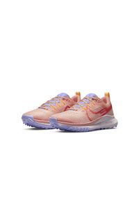 Buty do biegania damskie Nike React Pegasus Trail 4. Zapięcie: sznurówki. Kolor: beżowy. Materiał: materiał, syntetyk, tkanina. Szerokość cholewki: normalna