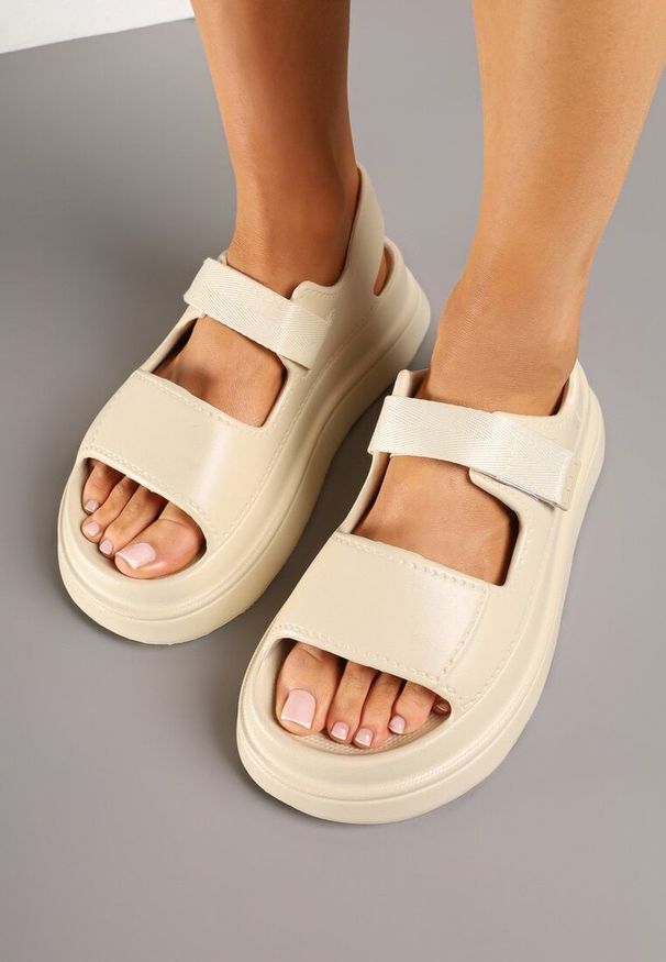 Renee - Beżowe Sandały Piankowe na Tłoczonej Platformie z Zapięciem na Rzep Telerisa. Okazja: na spacer. Zapięcie: rzepy. Kolor: beżowy. Materiał: koronka. Wzór: koronka. Obcas: na platformie. Styl: elegancki