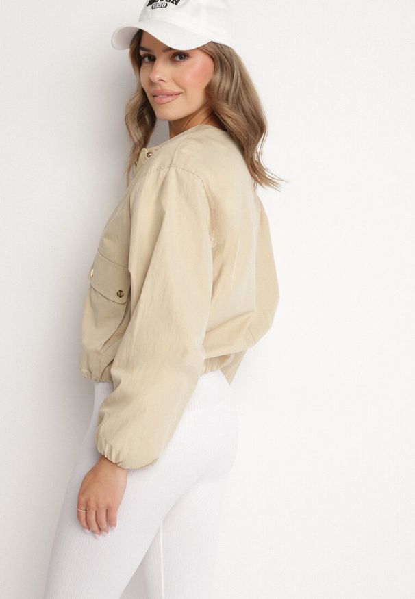 Born2be - Beżowa Kurtka Koszulowa Bomberka na Napy Ronieva. Okazja: na co dzień. Kolor: beżowy. Materiał: jeans. Styl: casual, elegancki