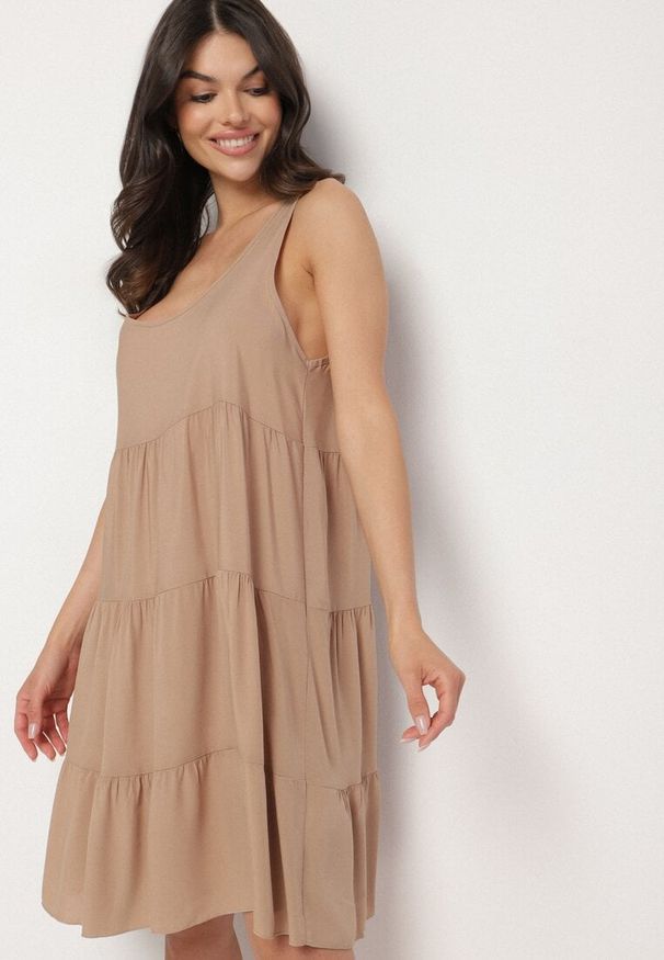 Born2be - Beżowa Sukienka a Rozkloszowana Sukienka na Ramiączkach z Falbanami Criselles. Okazja: na spacer, na plażę. Typ kołnierza: kołnierz z falbankami. Kolor: beżowy. Materiał: bawełna. Długość rękawa: na ramiączkach. Sezon: lato. Styl: elegancki