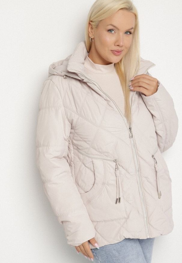 Born2be - Jasnoszara Pikowana Kurtka z Kapturem i Ozdobnymi Suwakami Carnaye. Okazja: na co dzień, na spacer. Typ kołnierza: kaptur. Kolekcja: plus size. Kolor: szary. Materiał: jeans. Styl: sportowy, casual, elegancki