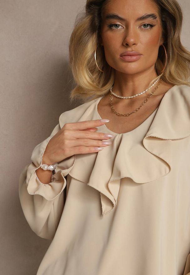 Renee - Beżowa Bluzka Ozdobiona Falbanką Tananissa. Kolor: beżowy. Wzór: aplikacja. Styl: klasyczny, elegancki