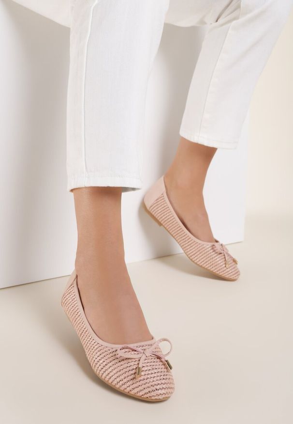 Renee - Różowe Balerinki Anaviane. Nosek buta: okrągły. Kolor: różowy. Materiał: koronka. Szerokość cholewki: normalna. Wzór: aplikacja