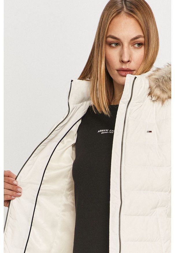 Tommy Jeans - Kurtka puchowa. Kolor: biały. Materiał: puch