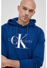 Calvin Klein Jeans Bluza bawełniana męska z kapturem z aplikacją. Okazja: na co dzień. Typ kołnierza: kaptur. Kolor: niebieski. Materiał: bawełna. Wzór: aplikacja. Styl: casual #1