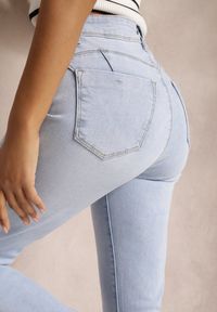 Renee - Jasnoniebieskie Jeansy Skinny High Waist z Przetarciami i Efektem Push Up Aphrolla. Okazja: na co dzień. Stan: podwyższony. Kolekcja: plus size. Kolor: niebieski. Styl: casual #3