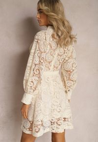 Renee - Jasnobeżowa Sukienka Melliopis. Kolor: beżowy. Materiał: koronka, tkanina. Wzór: paisley. Styl: elegancki. Długość: mini