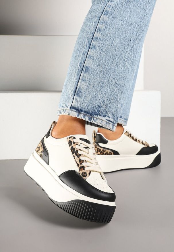 Born2be - Biało-Czarne Sneakersy na Grubej Podeszwie z Printem w Panterkę Fonarria. Okazja: na co dzień. Kolor: biały. Materiał: jeans, skóra. Wzór: motyw zwierzęcy, nadruk