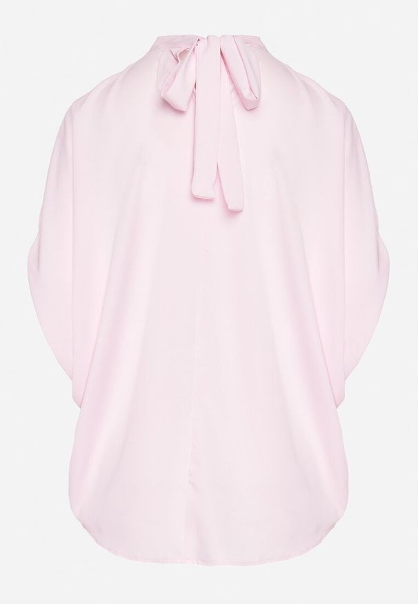 Born2be - Różowa Bluzka Ozdobiona Stójką i Wiązaniem Rinelea. Okazja: na co dzień, na spotkanie biznesowe. Typ kołnierza: kołnierzyk stójkowy. Kolor: różowy. Wzór: aplikacja. Styl: casual, biznesowy