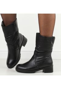 Czarne wysokie botki damskie Filo Donna Z24-43. Okazja: na co dzień, na spacer. Nosek buta: okrągły. Kolor: czarny. Szerokość cholewki: normalna. Materiał: skóra. Sezon: zima, jesień. Obcas: na obcasie. Styl: klasyczny, casual, elegancki. Wysokość obcasa: niski