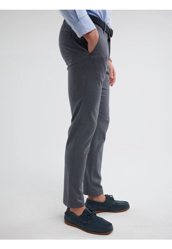 Big-Star - Spodnie męskie chinosy niebieskie Erhati 402. Okazja: na spotkanie biznesowe, na co dzień. Kolor: niebieski. Materiał: tkanina, bawełna. Wzór: aplikacja, nadruk, haft, gładki. Styl: elegancki, casual, biznesowy