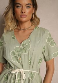 Renee - Jasnozielona Sukienka Boho Ozdobiona Sznurkiem i Haftami Evinelle. Okazja: na co dzień, na imprezę, na spacer. Typ kołnierza: dekolt w kształcie V. Kolor: zielony. Wzór: haft, aplikacja. Sezon: lato, wiosna. Typ sukienki: proste. Styl: boho