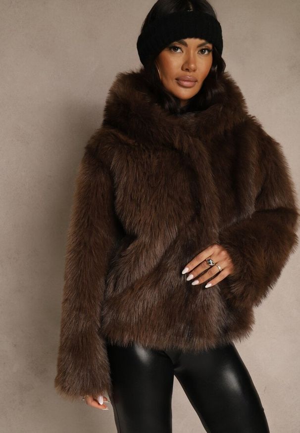 Renee - Brązowa Kurtka Futerko z Nieodpinanym Kapturem Tusnema. Okazja: na co dzień. Kolor: brązowy. Materiał: futro. Wzór: aplikacja. Styl: casual, elegancki