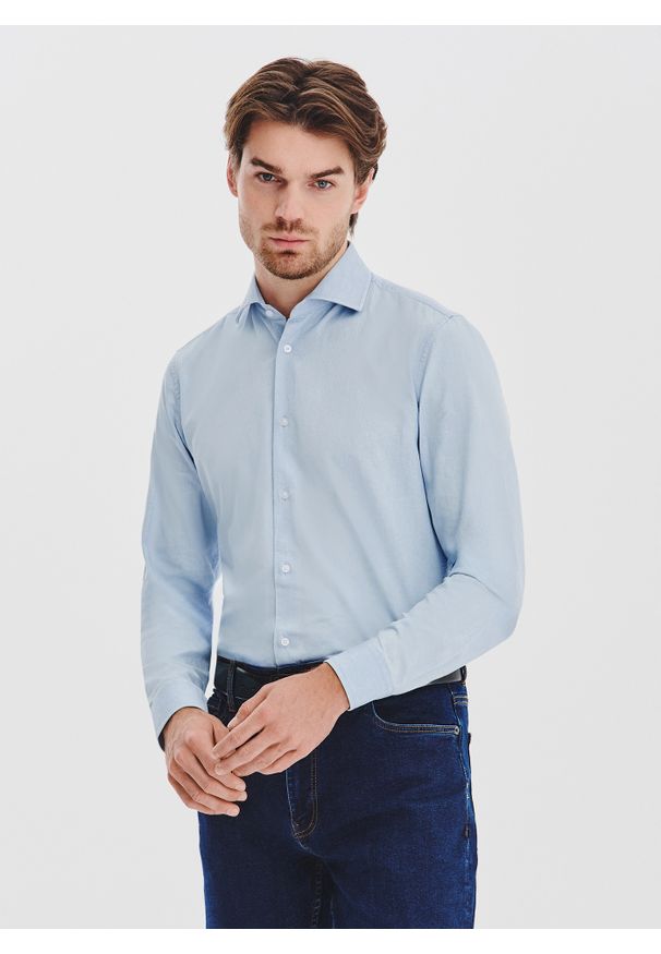 Pako Lorente - PAKO LORENTE - Jasnoniebieska koszula jeansowa. Typ kołnierza: kołnierzyk włoski. Kolor: niebieski. Materiał: jeans. Długość rękawa: długi rękaw. Długość: długie. Wzór: gładki