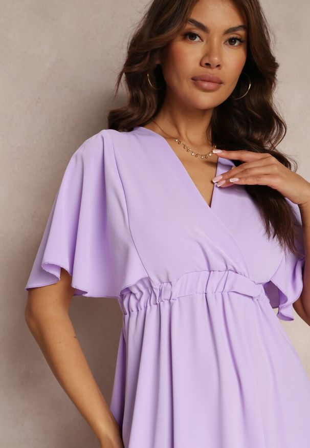 Renee - Fioletowa Sukienka z Gumką w Talii Krótkim Rękawem i Kopertowym Dekoltem Kelila. Kolor: fioletowy. Długość rękawa: krótki rękaw. Typ sukienki: kopertowe. Długość: midi