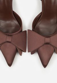 Renee - Brązowe Sandały Satynowe na Szpilce Slingback Ozdobione Kokardą Daemoris. Okazja: na wesele, na imprezę, na ślub cywilny. Zapięcie: sprzączka. Kolor: brązowy. Materiał: satyna. Wzór: aplikacja. Obcas: na szpilce. Styl: elegancki #8
