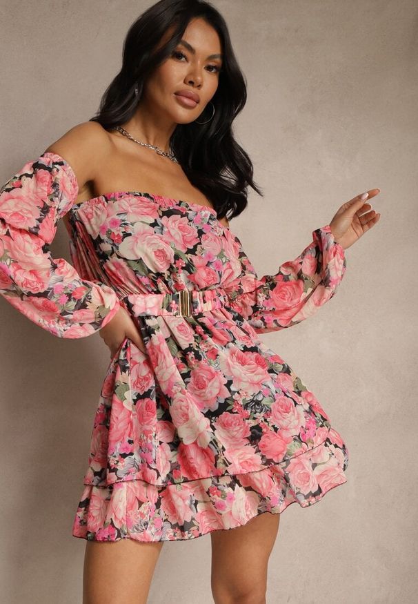 Renee - Czarna Sukienka Hiszpanka z Wiskozy w Kwiaty z Paskiem i Falbanami Zelmoi. Okazja: na randkę, na co dzień. Typ kołnierza: dekolt hiszpanka. Kolor: czarny. Materiał: wiskoza. Wzór: kwiaty. Sezon: lato. Styl: casual