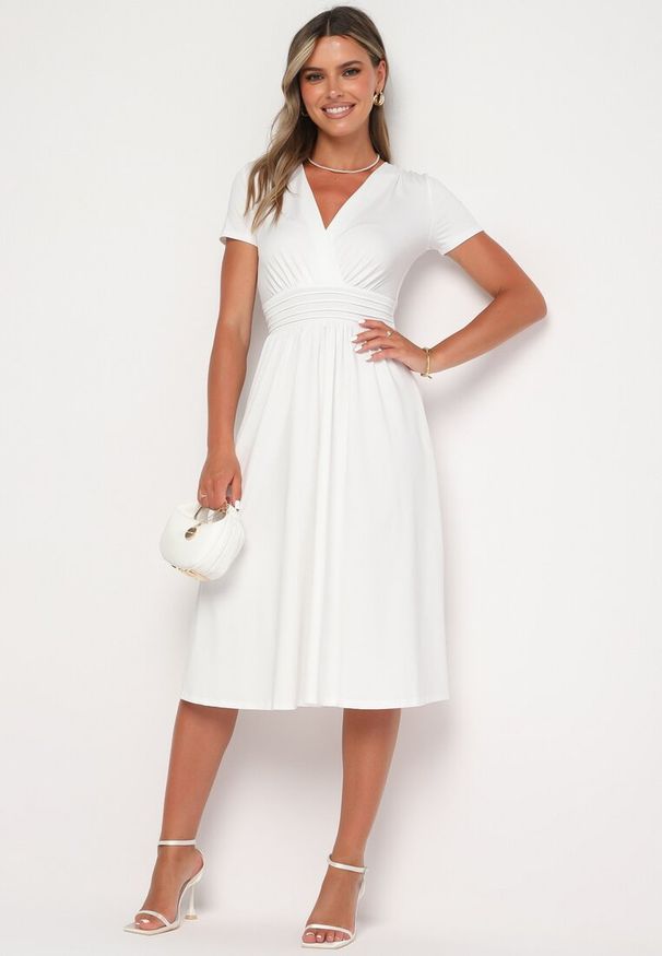 Born2be - Biała Taliowana Sukienka z Dekoltem na Zakładkę Quimadea. Okazja: na spotkanie biznesowe. Kolor: biały. Materiał: materiał. Wzór: aplikacja. Styl: elegancki, biznesowy