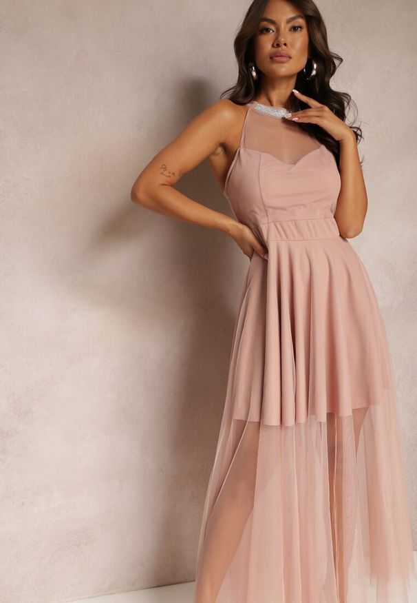 Renee - Różowa Maxi Sukienka o Rozkloszowanym Fasonie z Długim Tiulem i Ozdobnymi Cyrkoniami Amorah. Kolor: różowy. Materiał: tiul. Wzór: aplikacja. Styl: elegancki. Długość: maxi