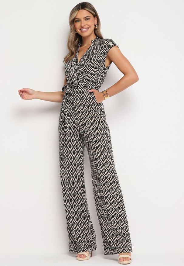 Born2be - Czarno-Biały Kombinezon z Wiskozą Wiązany w Pasie Sosofia. Okazja: na spacer, na co dzień. Kolor: czarny. Materiał: wiskoza. Styl: casual, elegancki