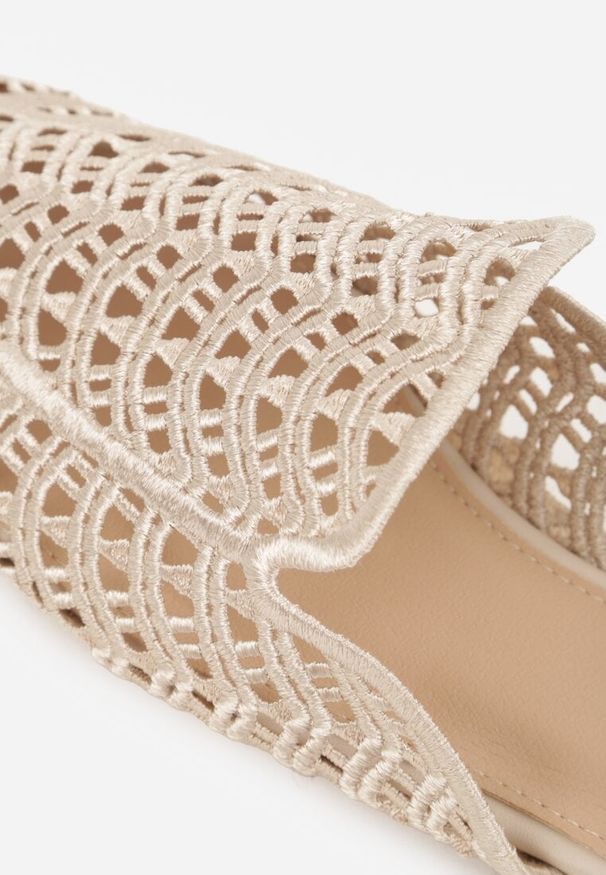 Renee - Beżowe Ażurowe Klapki Mule z Plecioną Cholewką Raguela. Kolor: beżowy. Materiał: jeans. Wzór: ażurowy