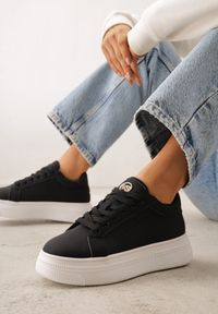 Renee - Czarne Sneakersy VICES Ozdobione Gwiazdą i Błyszczącą Wstawką Oranatta. Okazja: na co dzień. Kolor: czarny. Materiał: jeans. Wzór: aplikacja #1