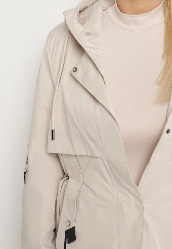 Born2be - Jasnobeżowa Kurtka Typu Parka z Kapturem i Podpinanymi Rękawami Falunea. Okazja: na co dzień, na spacer. Typ kołnierza: kaptur. Kolekcja: plus size. Kolor: beżowy. Materiał: jeans. Styl: klasyczny, sportowy, casual, elegancki