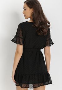 Born2be - Czarna Sukienka Acalopei. Okazja: na imprezę. Typ kołnierza: dekolt w serek. Kolor: czarny. Materiał: tkanina, materiał. Typ sukienki: trapezowe. Styl: wizytowy. Długość: mini #2