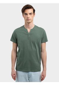 Big-Star - Koszulka męska z guzikami przy dekolcie zielona Alanco 303. Kolor: zielony. Materiał: bawełna. Wzór: aplikacja. Styl: klasyczny, elegancki