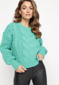 Born2be - Zielony Wełniany Sweter z Warkoczykowym Splotem Venqille. Kolor: zielony. Materiał: wełna. Wzór: ze splotem #1