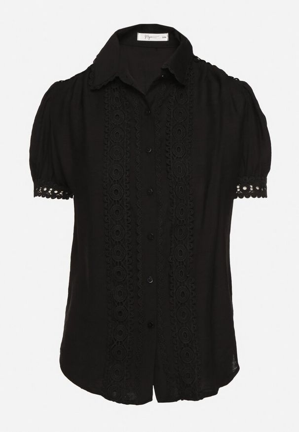 Born2be - Czarna Koszula z Wiskozy Ozdobiona Koronką Tezinea. Okazja: na co dzień. Typ kołnierza: kołnierzyk klasyczny. Kolor: czarny. Materiał: wiskoza, koronka. Długość rękawa: krótki rękaw. Długość: krótkie. Wzór: aplikacja, koronka. Styl: elegancki, casual, klasyczny