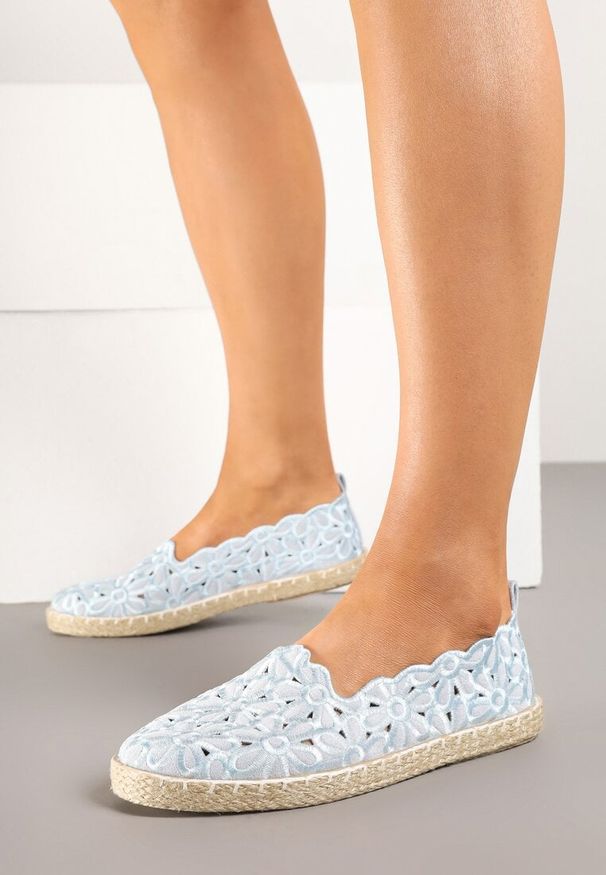 Renee - Jasnoniebieskie Plecione Espadryle Vices z Kwiatowym Motywem z Ażurowymi Wycięciami Honavia. Okazja: na co dzień, na spacer. Kolor: niebieski. Materiał: jeans. Wzór: ażurowy, kwiaty. Styl: casual