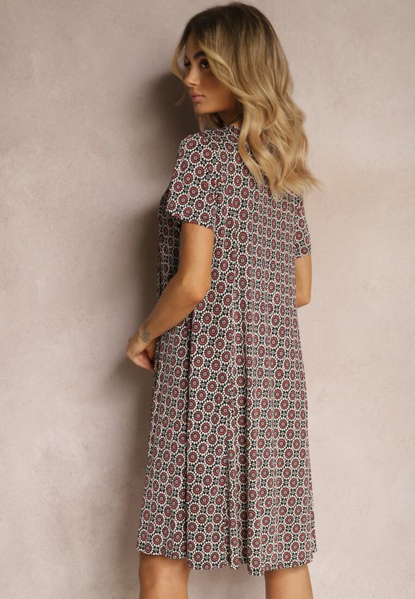 Renee - Czarno-Bordowa Rozkloszowana Sukienka w Ornamentalny Wzór z Wiskozy Oflia. Kolor: czarny. Materiał: wiskoza. Sezon: lato