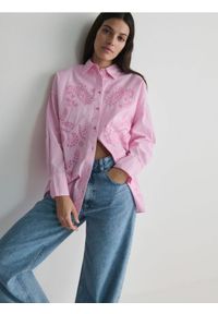 Reserved - Bawełniana koszula z ażurowym haftem - różowy. Kolor: różowy. Materiał: bawełna. Wzór: ażurowy, haft