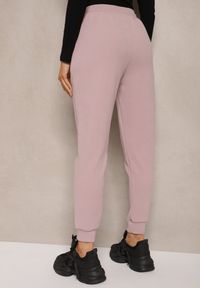 Renee - Jasnofioletowe Spodnie Dresowe Ocieplone z Bawełny High Waist Ozdobione Aplikacją Rianila. Okazja: na co dzień. Stan: podwyższony. Kolor: fioletowy. Materiał: dresówka, bawełna. Długość: do kostek. Wzór: aplikacja. Styl: casual #5