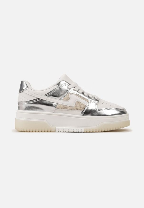 Born2be - Biało-Srebrne Sneakersy przed Kostkę na Platformie z Futerkiem Rimva. Okazja: na co dzień. Wysokość cholewki: przed kostkę. Nosek buta: szpiczasty. Kolor: biały. Materiał: futro. Obcas: na platformie