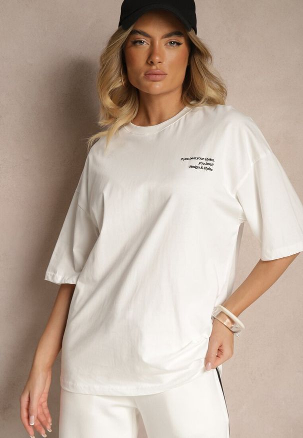 Renee - Biała Koszulka o Fasonie T-shirt z Napisami Na Plecach i na Przodzie Seninora. Okazja: na co dzień. Kolor: biały. Materiał: jeans. Wzór: napisy. Styl: klasyczny, casual