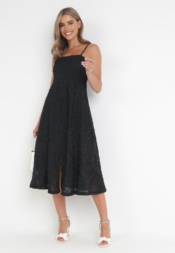 Born2be - Czarna Sukienka z Kwadratowym Dekoltem i Ozdobną Fakturą Raiya. Typ kołnierza: dekolt kwadratowy. Kolor: czarny. Materiał: tkanina. Długość rękawa: na ramiączkach. Styl: wizytowy