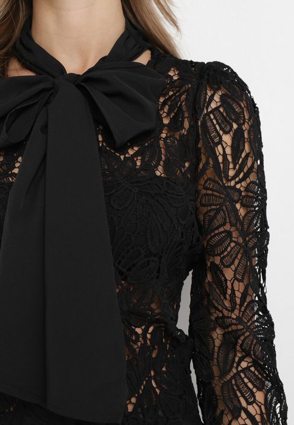 Born2be - Czarna Koronkowa Koszula z Ozdobnym Wiązaniem przy Dekolcie Cleomina. Kolor: czarny. Materiał: koronka
