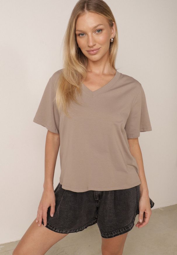 Born2be - Beżowy T-shirt z Bawełny z Trójkątnym Dekoltem Siliphe. Okazja: do pracy, na co dzień, na spotkanie biznesowe. Kolor: beżowy. Materiał: bawełna. Styl: elegancki, biznesowy, casual
