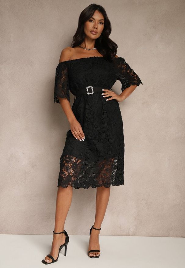 Renee - Czarna Sukienka z Bawełną z Paskiem z Klamrą Perełkami i Cyrkoniami Neralisse. Kolor: czarny. Materiał: bawełna. Styl: elegancki, klasyczny