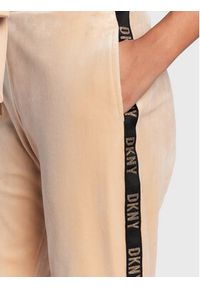 DKNY Spodnie dresowe P2MF7OIY Beżowy Regular Fit. Kolor: beżowy. Materiał: syntetyk #4