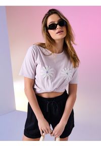 Sinsay - Bawełniana koszulka z haftowanymi kwiatami - fioletowy. Kolor: fioletowy. Materiał: bawełna. Wzór: haft, kwiaty #1