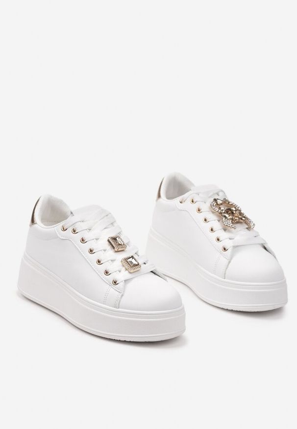 Born2be - Biało-Złote Sneakersy na Platformie z Odpinanymi Zawieszkami Przy Sznurówkach Harhi. Zapięcie: sznurówki. Kolor: biały. Materiał: bawełna, jeans. Obcas: na platformie