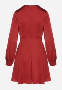 Born2be - Czerwona Satynowa Sukienka VICES z Kopertowym Dekoltem i Bufiastymi Rękawami Nivita. Okazja: na randkę, na ślub cywilny, na wesele. Typ kołnierza: dekolt w serek, dekolt kopertowy. Kolor: czerwony. Materiał: satyna. Typ sukienki: kopertowe. Styl: klasyczny, elegancki #4