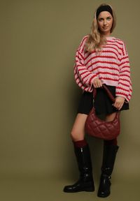 Born2be - Różowo-Czerwony Sweter Oversize z Wełną i Wiskozą o Luźnym Splocie w Paski Ternose. Okazja: na co dzień. Kolor: różowy. Materiał: wełna, wiskoza. Wzór: ze splotem, paski. Styl: klasyczny, casual #6