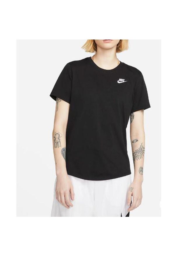 T-shirt Nike Damski Czarny Club Essentials. Kolor: biały, wielokolorowy, czarny. Materiał: bawełna. Sport: fitness