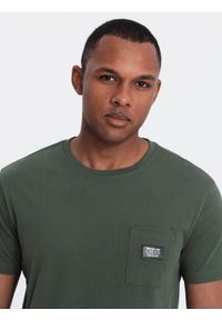 Ombre Clothing - Casualowy męski t-shirt z naszywką na kieszeni – ciemnooliwkowy V4. Okazja: na co dzień. Kolor: oliwkowy. Materiał: guma, skóra, jersey, bawełna. Wzór: aplikacja. Styl: casual #5