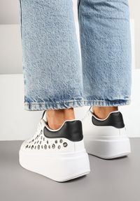 Born2be - Biało-Czarne Sneakersy na Grubej Podeszwie z Ozdobnymi Aplikacjami Marivelle. Okazja: na co dzień. Zapięcie: sznurówki. Kolor: biały. Materiał: jeans, skóra. Wzór: aplikacja #5